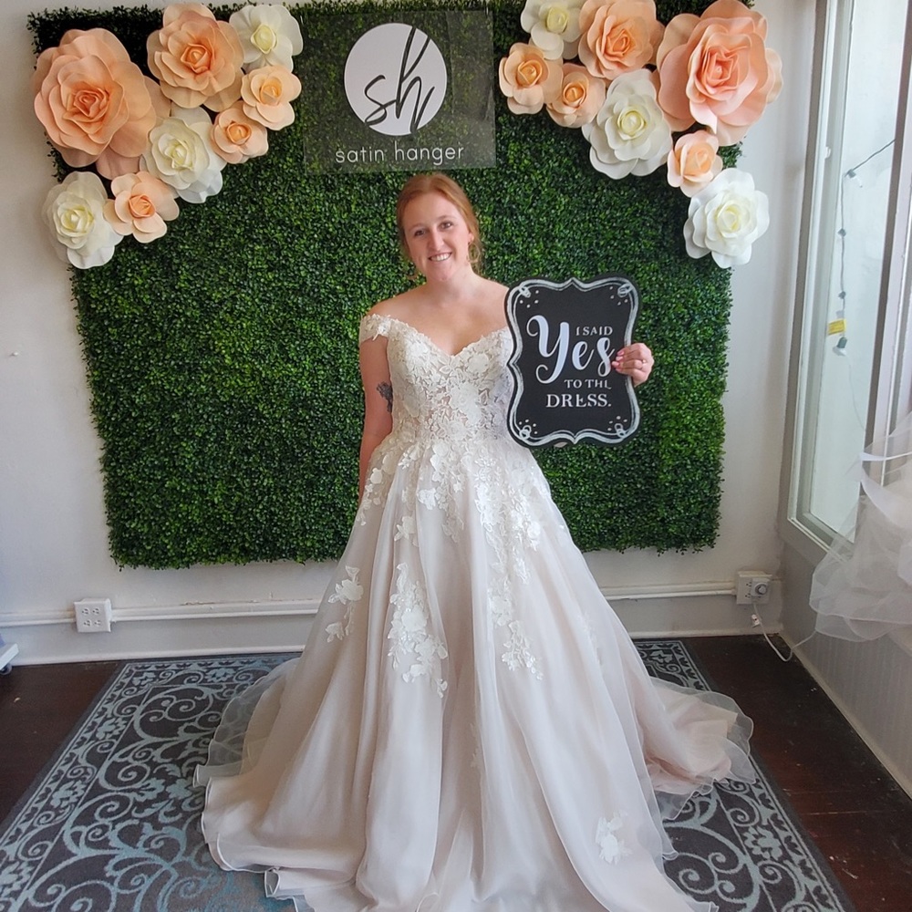 Sincerity wedding dress// color ivory//sized as 16 fits like a bridal 12
